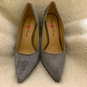 Grey velvet pumps